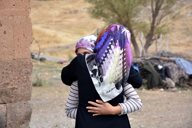 Kapı kapı geziyorlar, kız çocuklarını okula kazandırıyorlar