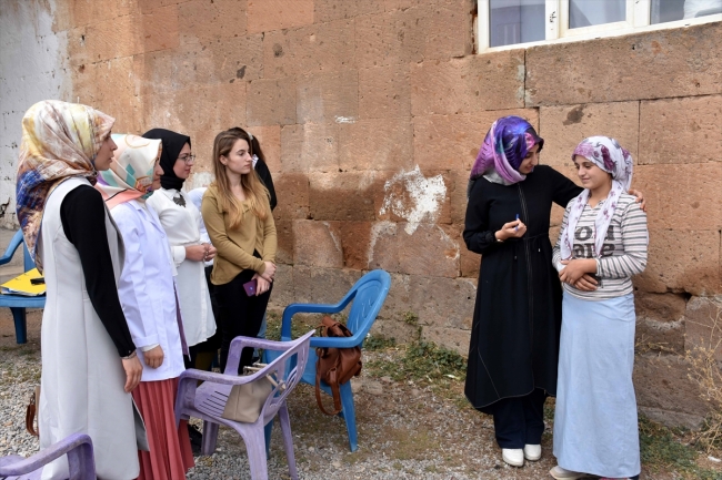 Kapı kapı geziyorlar, kız çocuklarını okula kazandırıyorlar