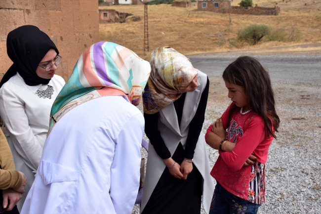 Kapı kapı geziyorlar, kız çocuklarını okula kazandırıyorlar