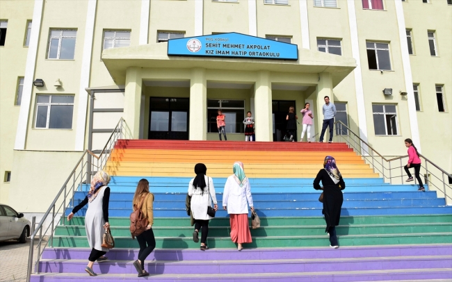 Kapı kapı geziyorlar, kız çocuklarını okula kazandırıyorlar