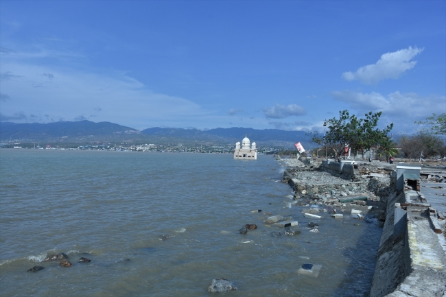 Endonezya'daki afet "yüzen cami"yi yıkamadı