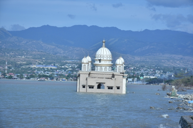 Endonezya'daki afet "yüzen cami"yi yıkamadı