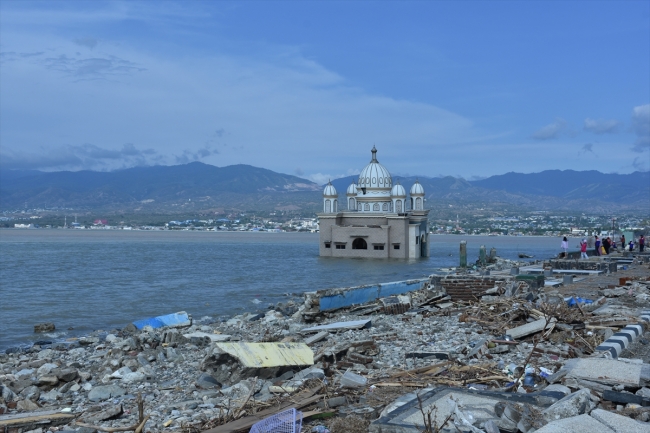 Endonezya'daki afet "yüzen cami"yi yıkamadı