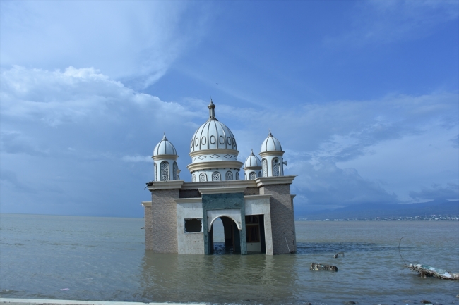 Endonezya'daki afet "yüzen cami"yi yıkamadı