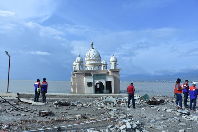 Endonezya'daki afet "yüzen cami"yi yıkamadı