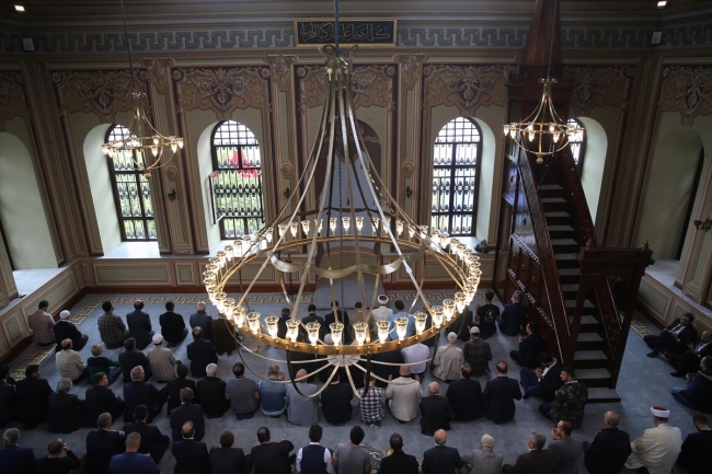 Cihangir Camii yeniden ibadete açıldı