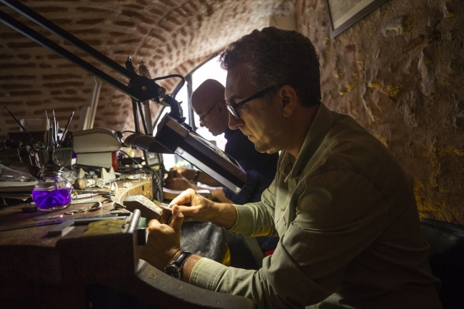 Kapalıçarşı'nın 41 yıllık kalemkar ustası