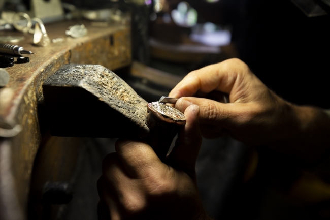 Kapalıçarşı'nın 41 yıllık kalemkar ustası