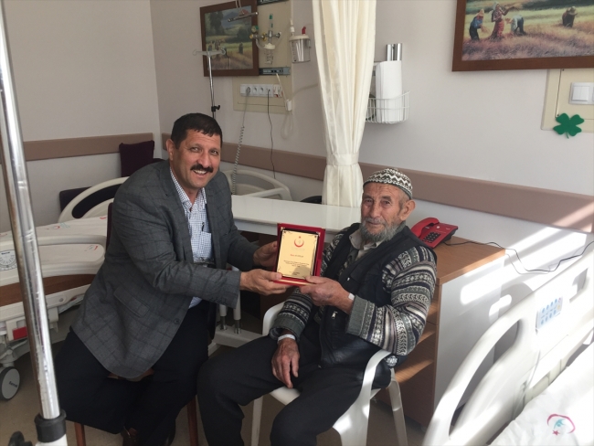 Hastaneye bağışladığı cihazlarla şifa buldu