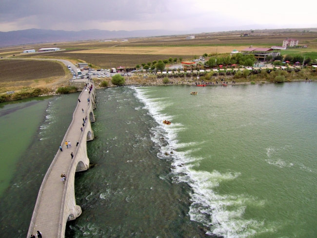 Muş'ta öğrencilerin rafting ve kano heyecanı