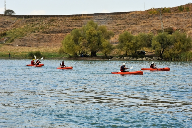 Muş'ta öğrencilerin rafting ve kano heyecanı