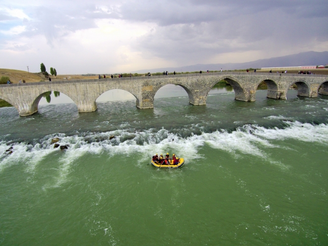 Muş'ta öğrencilerin rafting ve kano heyecanı