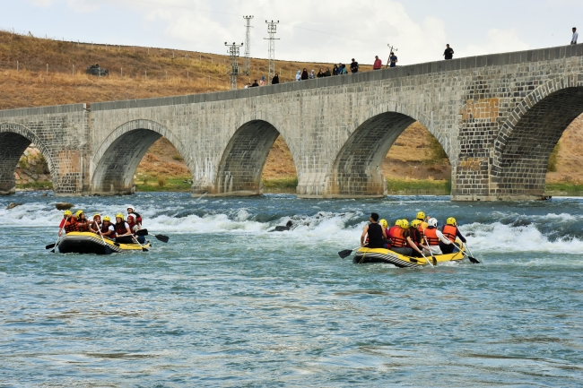 Muş'ta öğrencilerin rafting ve kano heyecanı