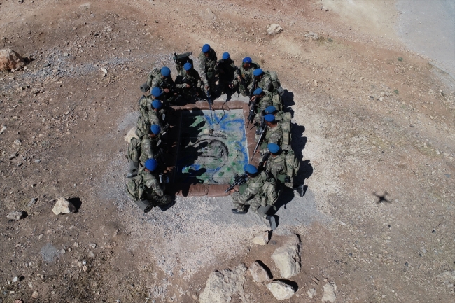 Komandolar dağlarda teröristlere göz açtırmıyor