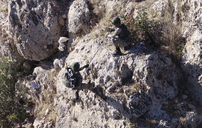 Komandolar dağlarda teröristlere göz açtırmıyor