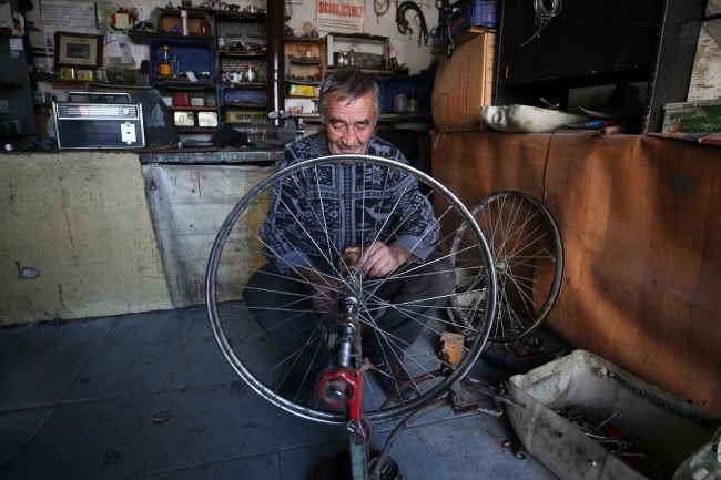 Bisiklet tamircisi çocukların mutluluğunu paraya değişmiyor