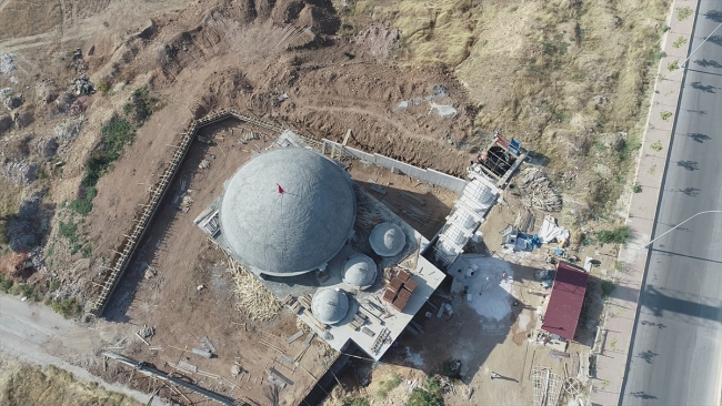 Minare ustası metrelerce yüksekte ekmeğini kazanıyor