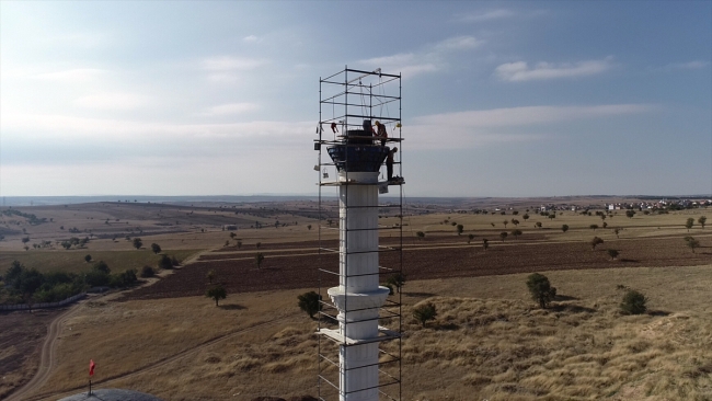 Minare ustası metrelerce yüksekte ekmeğini kazanıyor