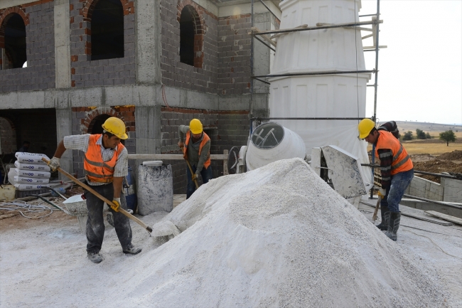 Minare ustası metrelerce yüksekte ekmeğini kazanıyor