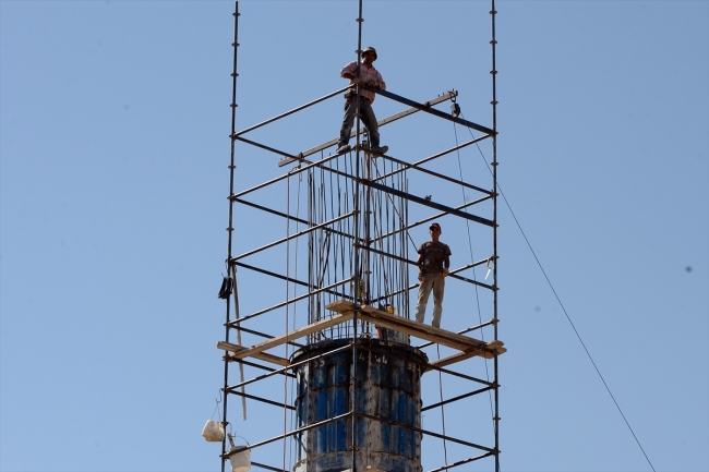 Minare ustası metrelerce yüksekte ekmeğini kazanıyor