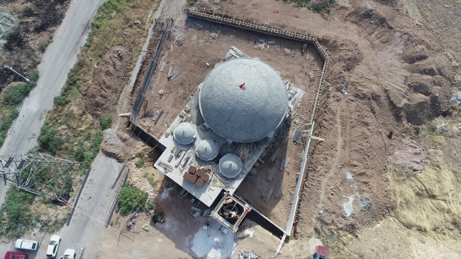 Minare ustası metrelerce yüksekte ekmeğini kazanıyor