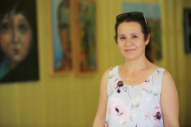 Kanserden kaybettiği kızının hayallerini resmederek çocuklara destek oluyor