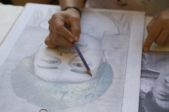 Kanserden kaybettiği kızının hayallerini resmederek çocuklara destek oluyor