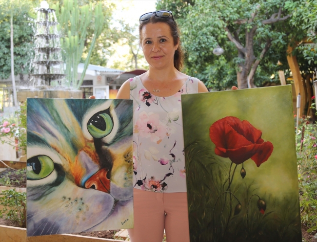 Kanserden kaybettiği kızının hayallerini resmederek çocuklara destek oluyor