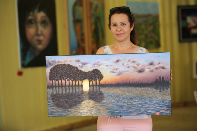 Kanserden kaybettiği kızının hayallerini resmederek çocuklara destek oluyor