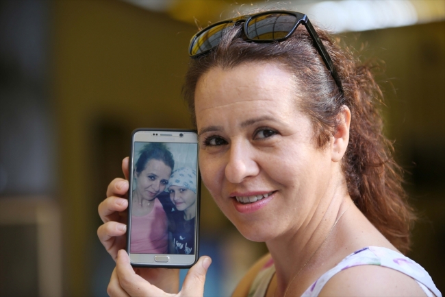 Kanserden kaybettiği kızının hayallerini resmederek çocuklara destek oluyor