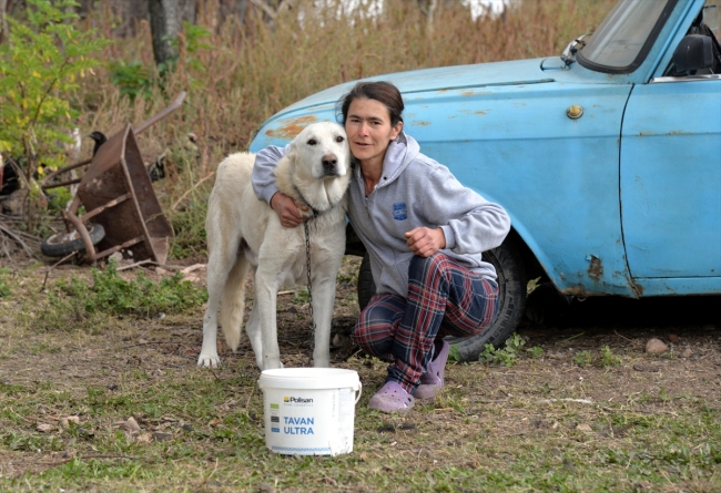 Emekli maaşının büyük bölümünü sokak köpekleri için harcıyor