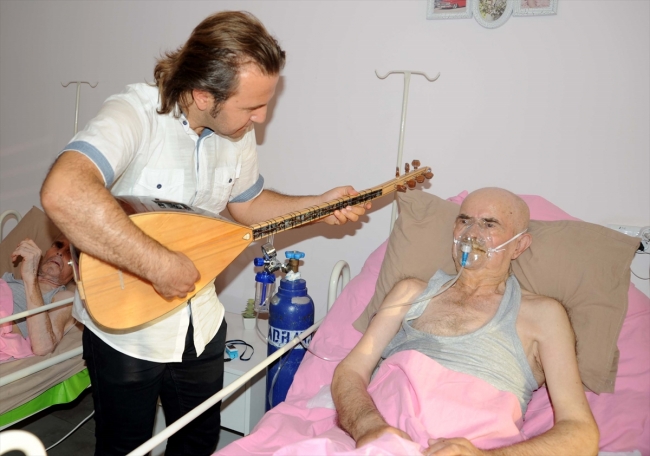 Hasta babasına yatağı başında sevdiği türküleri söyledi