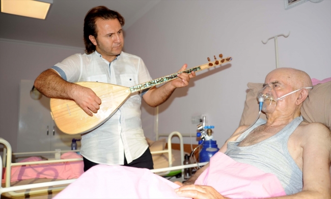 Hasta babasına yatağı başında sevdiği türküleri söyledi