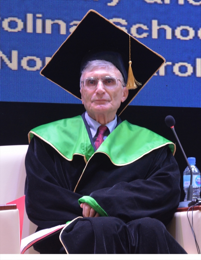 Nobel ödüllü Aziz Sancar'a Özbekistan'da fahri doktora verildi