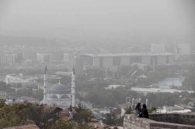 Ankara'da gökyüzünü toz bulutu kapladı