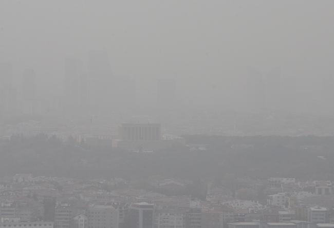 Ankara'da gökyüzünü toz bulutu kapladı