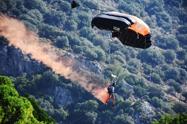 Ölüdeniz paraşüt tutkunlarına ev sahipliği yapıyor