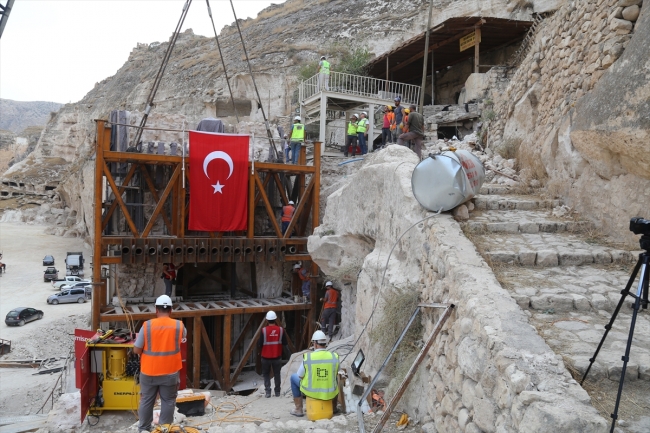 Hasankeyf Kalesi orta kapısının ikinci bölümü yeni yerine taşındı