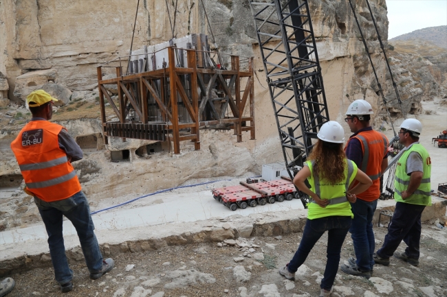 Hasankeyf Kalesi orta kapısının ikinci bölümü yeni yerine taşındı