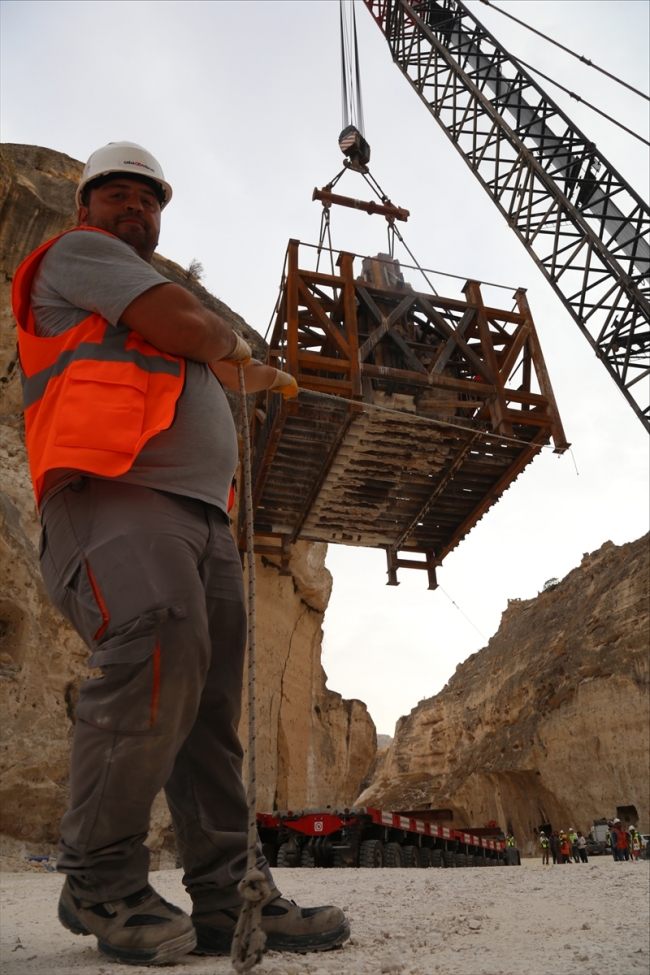 Hasankeyf Kalesi orta kapısının ikinci bölümü yeni yerine taşındı