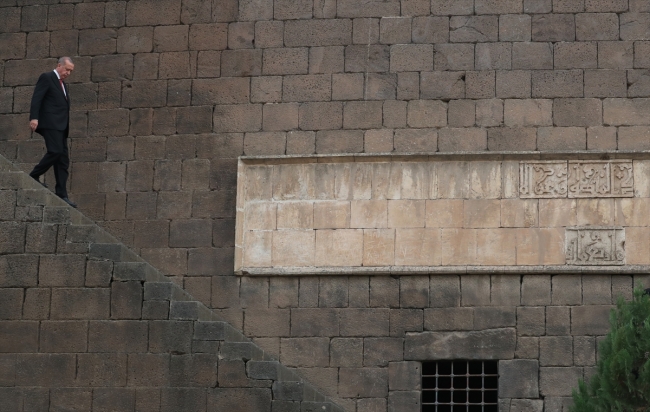 Cumhurbaşkanı Erdoğan Sur'da incelemelerde bulundu