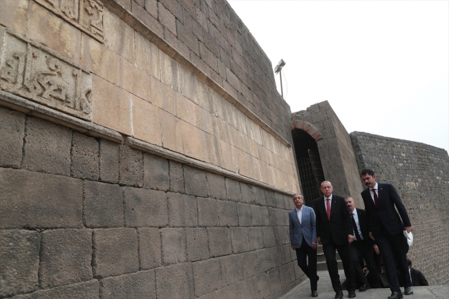 Cumhurbaşkanı Erdoğan Sur'da incelemelerde bulundu
