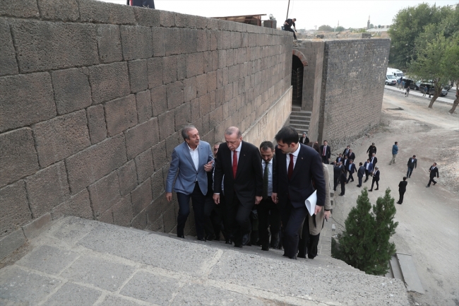 Cumhurbaşkanı Erdoğan Sur'da incelemelerde bulundu