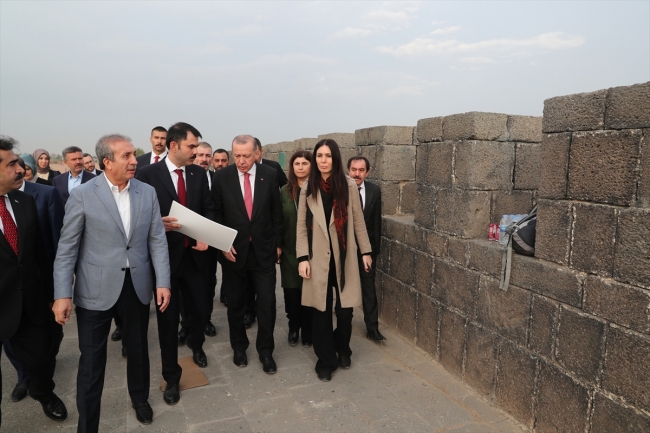 Cumhurbaşkanı Erdoğan Sur'da incelemelerde bulundu
