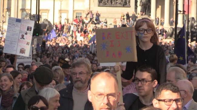 Londra'da yüz binler yeni Brexit referandumu için yürüdü