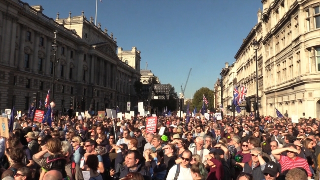 Londra'da yüz binler yeni Brexit referandumu için yürüdü