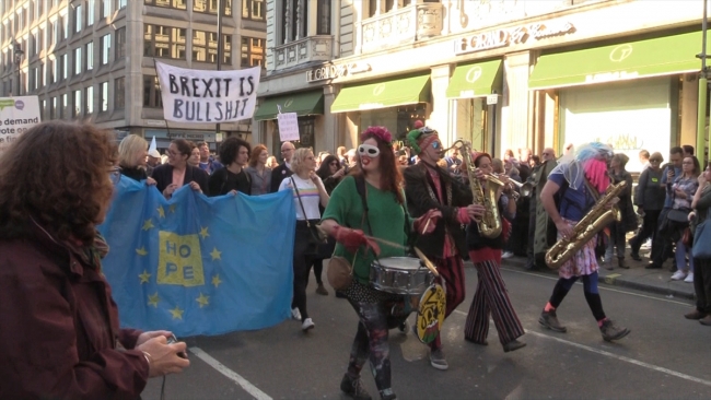 Londra'da yüz binler yeni Brexit referandumu için yürüdü