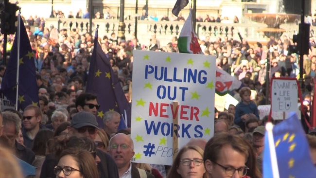 Londra'da yüz binler yeni Brexit referandumu için yürüdü