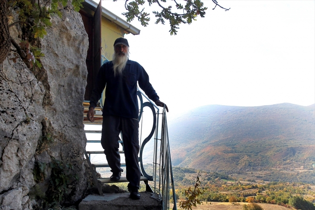 Kayalığa inşa ettiği evde doğayla iç içe yaşıyor