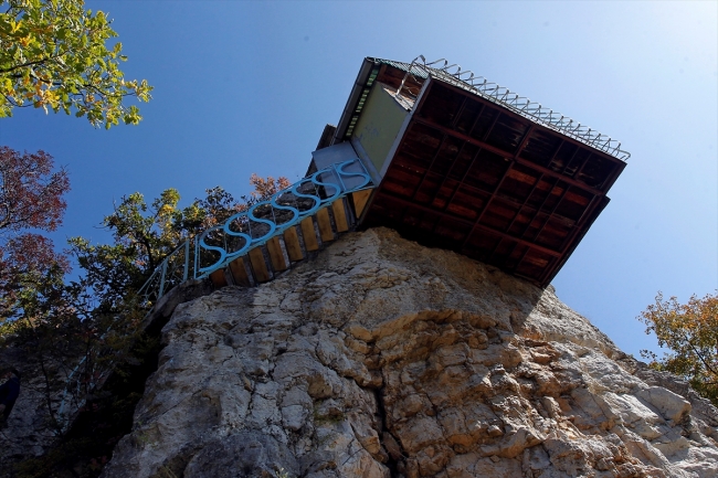 Kayalığa inşa ettiği evde doğayla iç içe yaşıyor